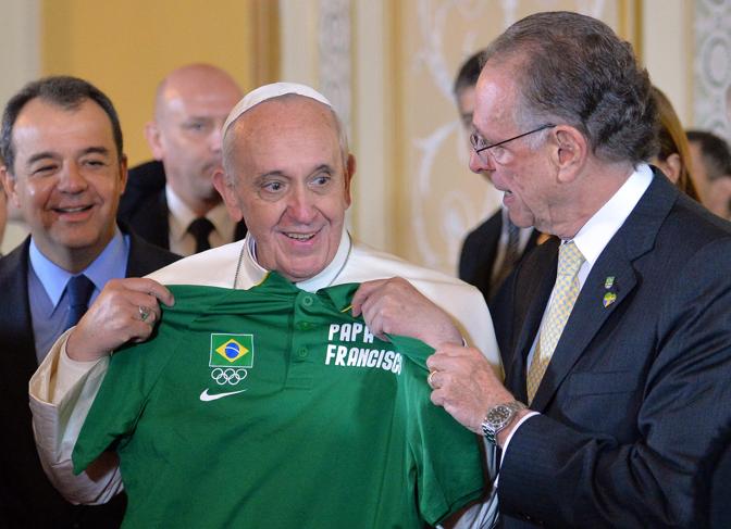 Il presidente di Rio 2016 Carlos Arthur Nuzman omaggia papa Francesco della maglia brasiliana per i giochi olimpici. Ansa